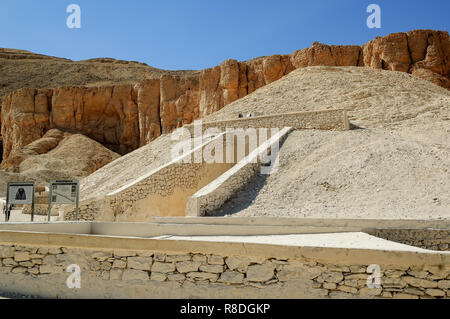 A Luxor Egitto - Novembre 13. 2006: Valle dei Re nei pressi di Luxor. Viaggio in Egitto, famose attrazioni Egiziane. La ricerca archeologica nelle montagne di Foto Stock