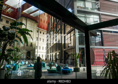 Moderna estensione dall'architetto francese Jean Nouvel, Museo Nacional Centro de Arte Reina Sofia, Madrid, Spagna Foto Stock