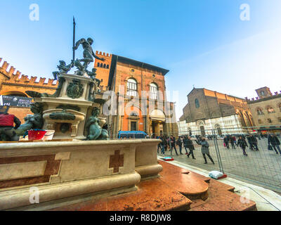 Bologna, Italia - 7 Dicembre 2018: Nettuno 1500s fontana di bronzo. San Petronio basilica in stile gotico e la cattedrale costruita tra il Quattrocento e il seicento, in Piazza Maggiore piazza centrale. Foto Stock