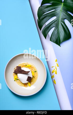 Noce di cocco spuma lattiginosa dessert con cioccolato. Organici dolci gelato. Vista superiore, copia dello spazio. Foto Stock