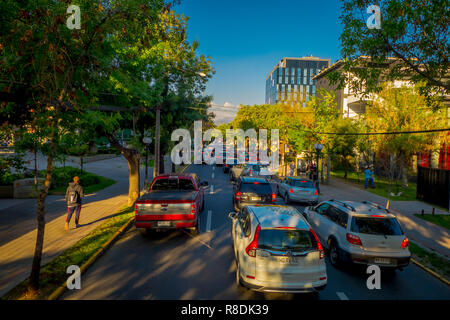 SANTIAGO DE Cile, Cile - 16 ottobre 2018: intenso traffico sulle strade della città in Santiago de Cile Foto Stock