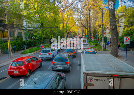 SANTIAGO DE Cile, Cile - 16 ottobre 2018: intenso traffico sulle strade della città in Santiago de Cile Foto Stock