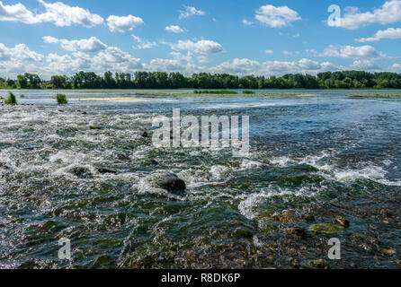 Fiume poco profondo con fondo roccioso, rapidamente i ruscelli di acqua Foto Stock