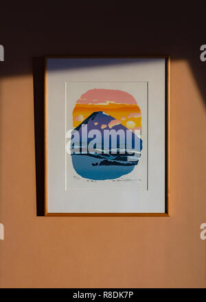 Incorniciato colorato stile giapponese a illustrazione sulla parete illuminata dal sole al tramonto. Sapporo, Hokkaido, Giappone. Foto Stock