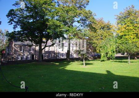 Prato del Campus Kings College su una soleggiata giornata autunnale. Università di Aberdeen, Old Aberdeen, Scozia, Regno Unito. Foto Stock