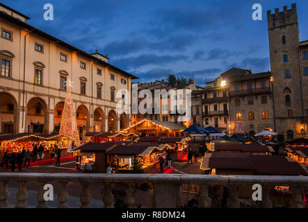 Natale in Arezzo, Toscana. La gente di visitare il mercatino di Natale a "Piazza Grande", città piazza principale Foto Stock