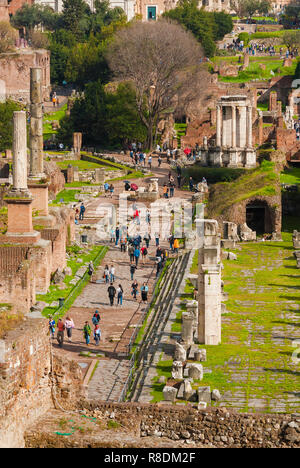 Visite turistiche a Roma. Turisti visitano forum romano antiche rovine e a piedi lungo la Via Sacra (Sacra Road) Foto Stock