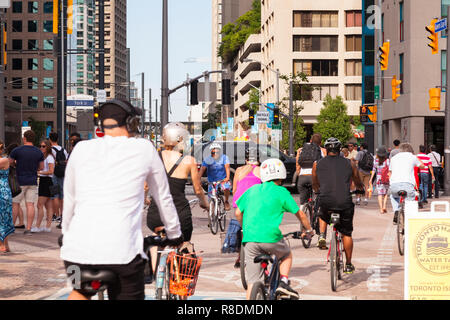 I ciclisti utilizzando una pista ciclabile su Martin Goodman Trail che segue la Toronto waterfront su Queens Quay. Città di Toronto, Ontario, Canada. Foto Stock