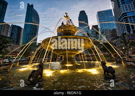 Toronto, Ontario, Canada-20 Aprile 2018: Parco Berczy Fontana e Toronto skyline al tramonto nel quartiere finanziario Foto Stock