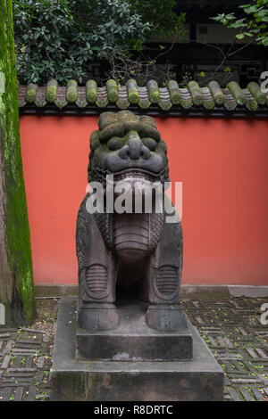 Tempio di Wuhou statue nel cortile interno - Parete rossa sullo sfondo Foto Stock