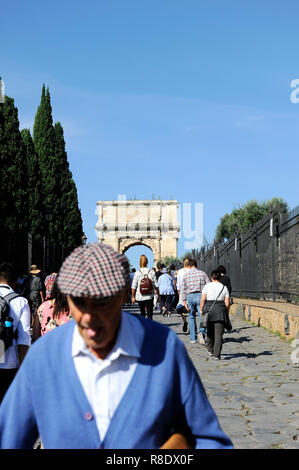 Roma - Ottobre 09, 2018: le persone che entrano nel Foro Romano attraverso la Via Sacra. Arco di Tito la estremità opposta. Foto Stock