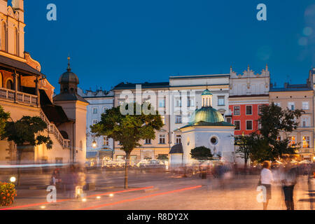 Cracovia in Polonia. Sera vista notturna della chiesa di Sant Adalberto o la chiesa di San Wojciech della piazza principale del mercato. Famoso storico punto di riferimento A Foto Stock