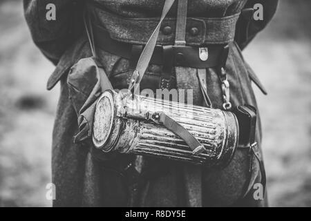 Il tedesco della Wehrmacht Soldato di fanteria di attrezzature militari della II Guerra Mondiale. Anti-caso di gas o gas mask Storage su Soldier. Foto in bianco e nero e a colori. Foto Stock