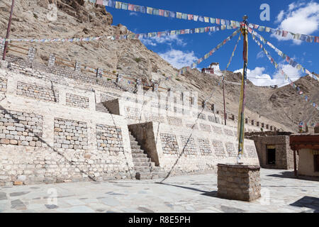 Cortile del Gonpa Soma e (visibile sopra) collina con Tsemo Tempio di Maitreya, Tsemo Goenkhang e Tsemo (Vittoria) Fort, Leh, Ladakh, India Foto Stock