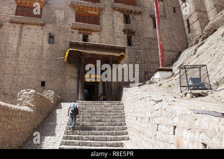 Uomo con un sacco di andare verso l'entrata a Leh Palace, Leh, Ladakh, Jammu e Kashmir India Foto Stock
