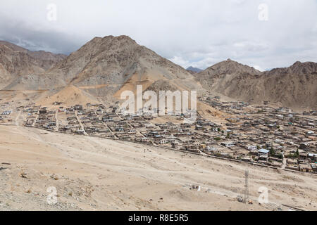 Vista dalla zona vicino Tsemo Tempio di Maitreya, Tsemo Goenkhang (protettore tempio) e Tsemo (Vittoria) Fort, Leh, Ladakh, India Foto Stock