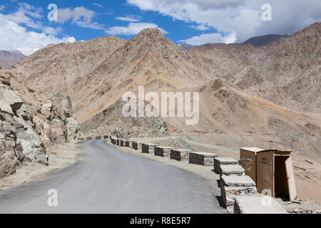 Strada vicino a Tsemo Tempio di Maitreya, Tsemo Goenkhang e Tsemo (Vittoria) Fort e servizi igienici di base per 'Laides' e di 'gents', Leh, Ladakh, India Foto Stock