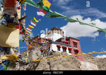 Colorati bandiere di preghiera, Tsemo Tempio di Maitreya, Tsemo Goenkhang (protettore tempio) e Tsemo (Vittoria) Fort, Leh, Ladakh, Jammu e Kashmir India Foto Stock