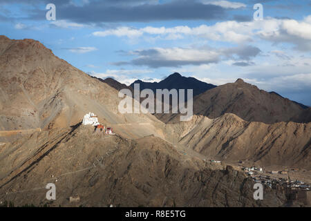 Paesaggio con Tsemo Tempio di Maitreya, Tsemo Goenkhang (protettore tempio) e Tsemo (Vittoria) Fort visto dalla zona di Shanti Stupa, Leh, Ladakh, India Foto Stock