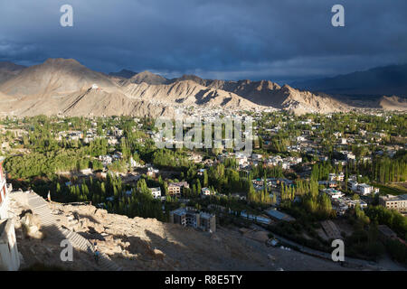 Pomeriggio splendido scenario di Leh e i suoi dintorni visto dalla zona di Shanti Stupa, Ladakh, Jammu e Kashmir India Foto Stock