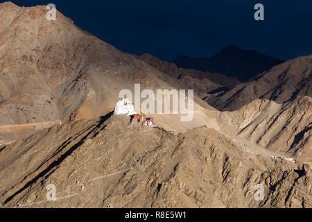 Tsemo Tempio di Maitreya, Tsemo Goenkhang (protettore tempio) e Tsemo (Vittoria) Fort visto dalla zona di Shanti Stupa, Leh, Ladakh, India Foto Stock