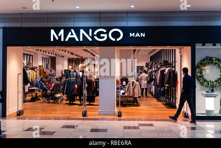 Valencia, Spagna- Dicembre 14, 2018: Mango uomo store nella Big city shopping mall Aqua. Decorazione di natale. Mango è una donna, uomo e bambini' colle Foto Stock