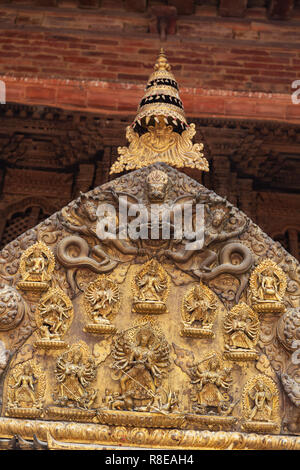 Scolpito al di sopra del pannello porta in Hanuman Dhoka complesso palazzo in Patan, Lalitpur, Nepal. Foto Stock