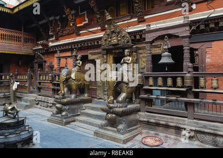 All'interno di Hiranya Varna Mahavihar, Tempio d'oro nella storica città di Patan, noto anche come Lalitpur, Nepal. Foto Stock