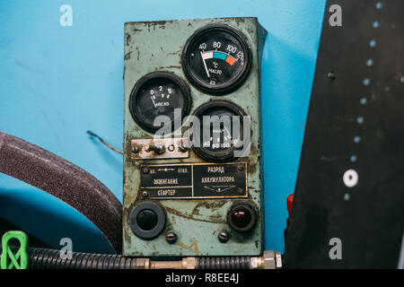 Vecchio grungy URSS metri di diversi parametri di auto Foto Stock