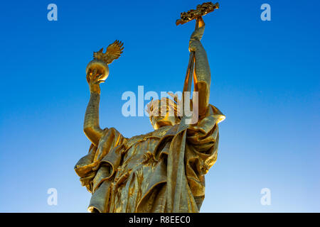 Chicago, IL, Stati Uniti - 9 Dicembre 2018: Colpo di 1918 replica della statua originale della Repubblica, realizzato originariamente per il 1893 del mondo C Foto Stock