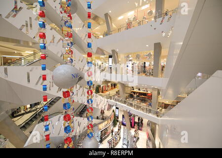 La gente visita Myer department store di Melbourne Australia Foto Stock