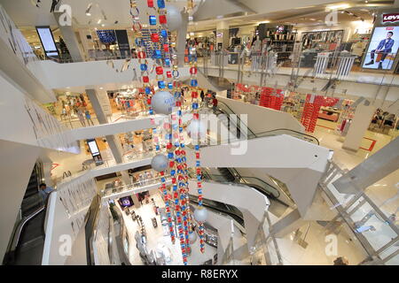 La gente visita Myer department store di Melbourne Australia Foto Stock