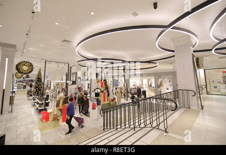 La gente visita Myer department store di Melbourne Australia Foto Stock