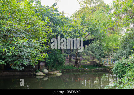 Cinese tradizionale edificio di stile sul bordo Koi pon nei giardini del tempio di Wuhou, Chengdu Cina Foto Stock