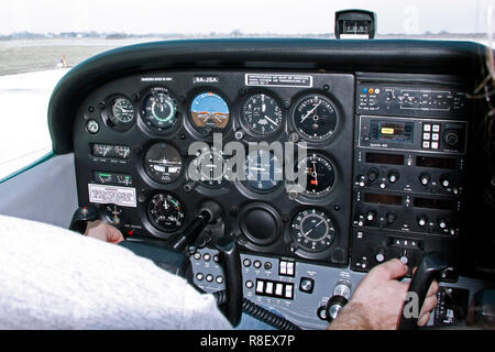 Zagabria, Croazia - 25 Febbraio 2012: cheks pilota gli strumenti in aereo prima di decollare Foto Stock