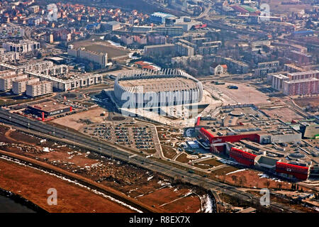 Zagabria, Croazia - 25 Febbraio 2012: Volare oltre l'Arena Center a Zagabria con l'aereo Cessna Foto Stock