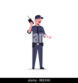 La guardia di sicurezza uomo in nero uniforme tenendo la radio ufficiale di polizia parlando walkie talkie maschio personaggio dei cartoni animati a lunghezza piena isolati piatta Illustrazione Vettoriale