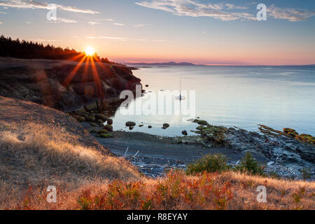 Helliwell Parco Provinciale di sunrise. Hornby Isola, British Columbia. Foto Stock