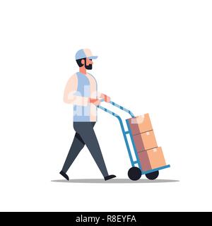 Uomo di consegna di rotolamento scatola di cartone carrello cargo pushcart corriere pacchi Trasporto su carrello magazzino lavoratore maschio personaggio dei cartoni animati a lunghezza piena isolati piatta Illustrazione Vettoriale