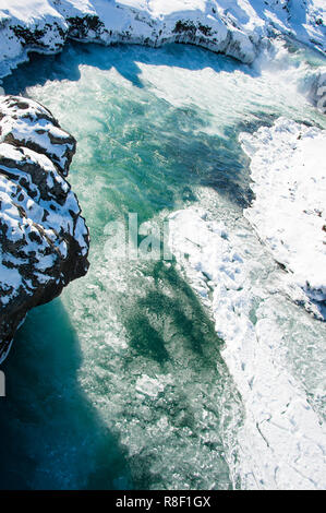 Acque selvagge di Skjalfandafljot fiume che scorre nelle cascate Godafoss. Vista aerea, agitando l'acqua turchese, semi-fiume congelato Foto Stock