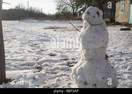 Carino pupazzo di neve in inverno, dirry pupazzo di neve Foto Stock