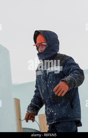 Ritratto di un lavoratore assunto nel disporre una città di ghiaccio Foto Stock