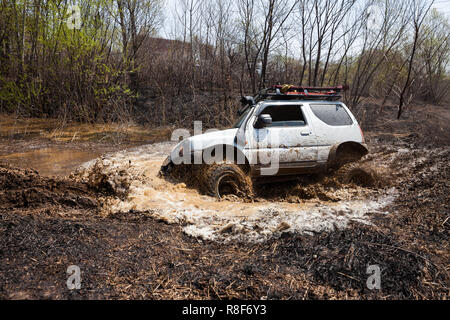 Suzuki Jimny acqua di attraversamento di ostacolo o di una palude Foto Stock