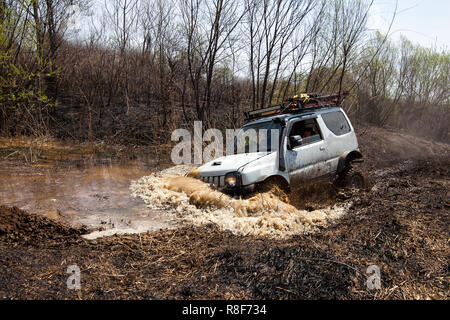 Suzuki Jimny acqua di attraversamento di ostacolo o di una palude Foto Stock