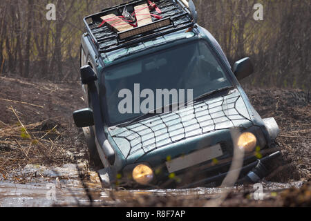 Suzuki Jimny acqua di attraversamento di ostacolo o di una palude Foto Stock