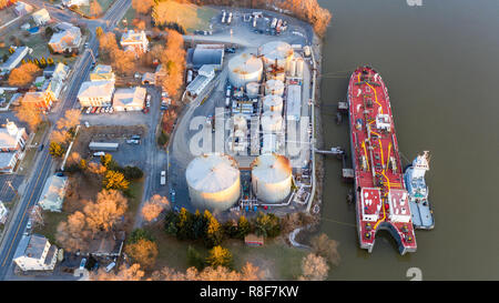 Caricamento chiatta a Peckham Industries Inc, la raffinazione del petrolio, Atene, NY, STATI UNITI D'AMERICA Foto Stock