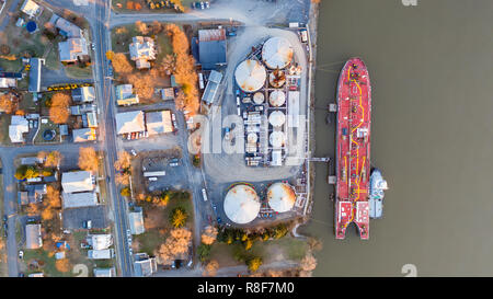 Caricamento chiatta a Peckham Industries Inc, la raffinazione del petrolio, Atene, NY, STATI UNITI D'AMERICA Foto Stock