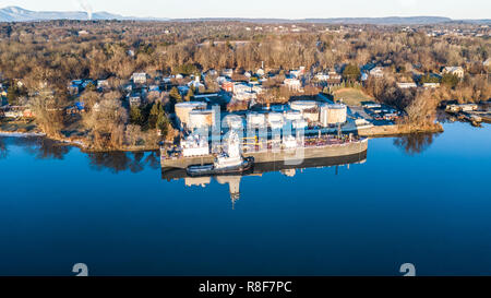 Caricamento chiatta a Peckham Industries Inc, la raffinazione del petrolio, Atene, NY, STATI UNITI D'AMERICA Foto Stock
