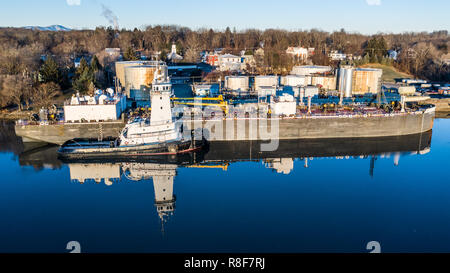 Caricamento chiatta a Peckham Industries Inc, la raffinazione del petrolio, Atene, NY, STATI UNITI D'AMERICA Foto Stock