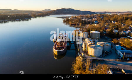 Caricamento chiatta a Peckham Industries Inc, la raffinazione del petrolio, Atene, NY, STATI UNITI D'AMERICA Foto Stock